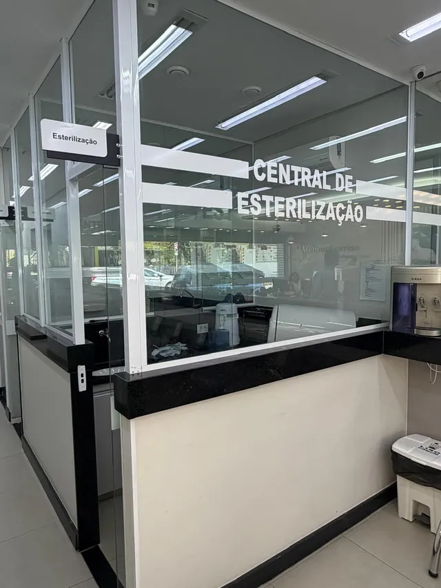 Sala envidraçada com a inscrição Central de Esterilização e bancadas de trabalho