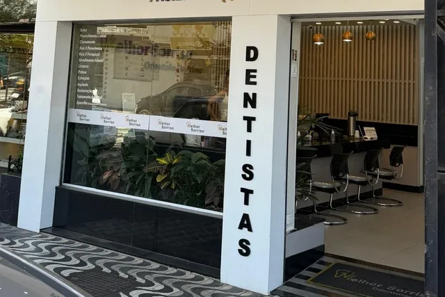 Entrada da clínica Melhor Sorriso na Av. Dom Pedro II, com a coluna escrita “Dentistas” e a recepção ao fundo